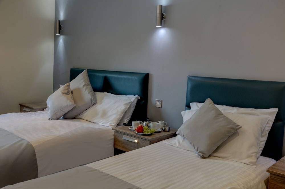 Family Room, Multiple Beds, Non Smoking (with Sofabed) - Photo 2