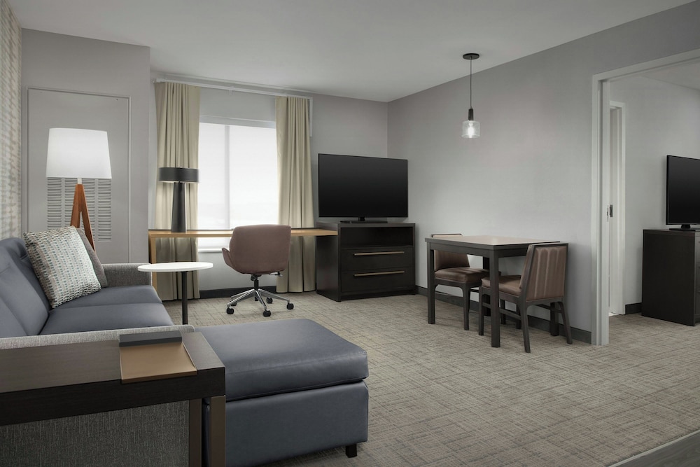 Suite, 1 Bedroom (Mobility/Hearing Access, Roll-in Shwr)