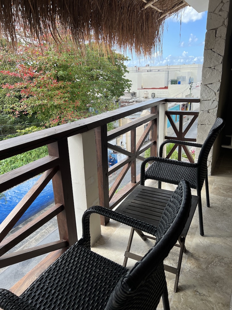 Deluxe Suite, 1 King Bed, Balcony photo 3