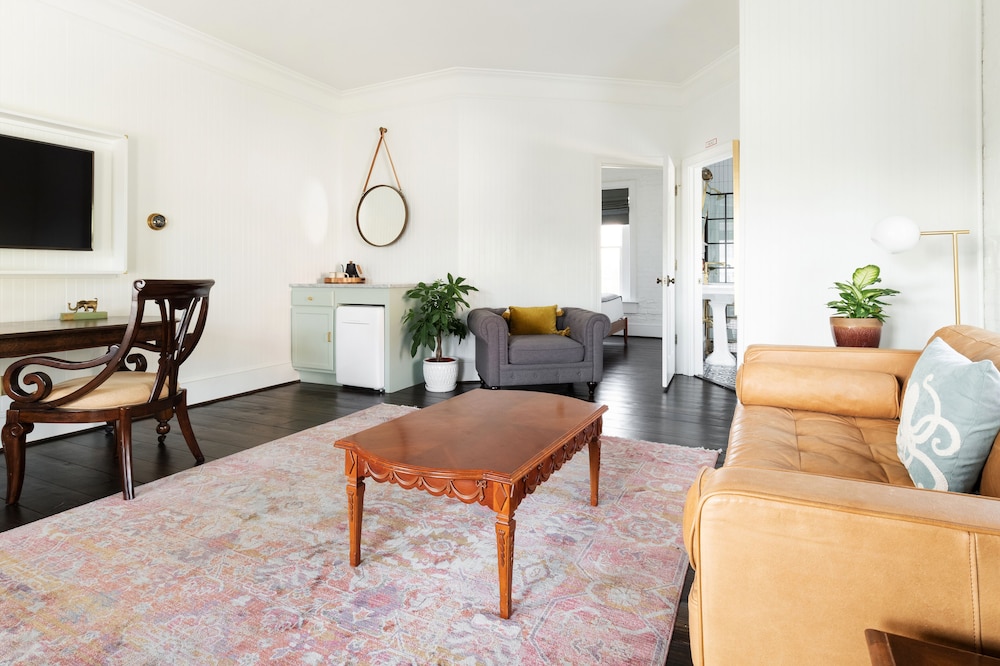 Standard Suite, 1 Queen Bed with Sofa bed, Courtyard View (Suite)
