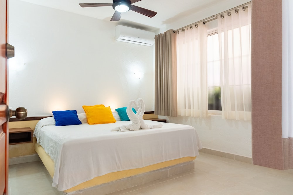 Comfort Suite, 1 King Bed, Partial Sea View photo 2