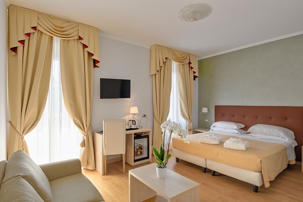Deluxe Triple Room, Balcony photo 1