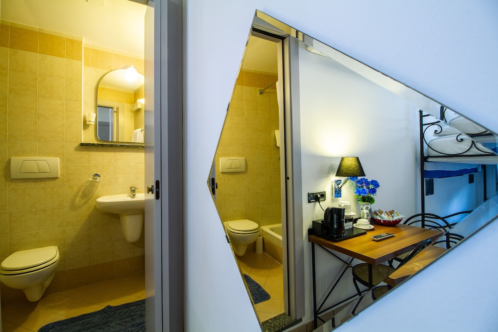 Standard Triple Room, Ensuite photo 2