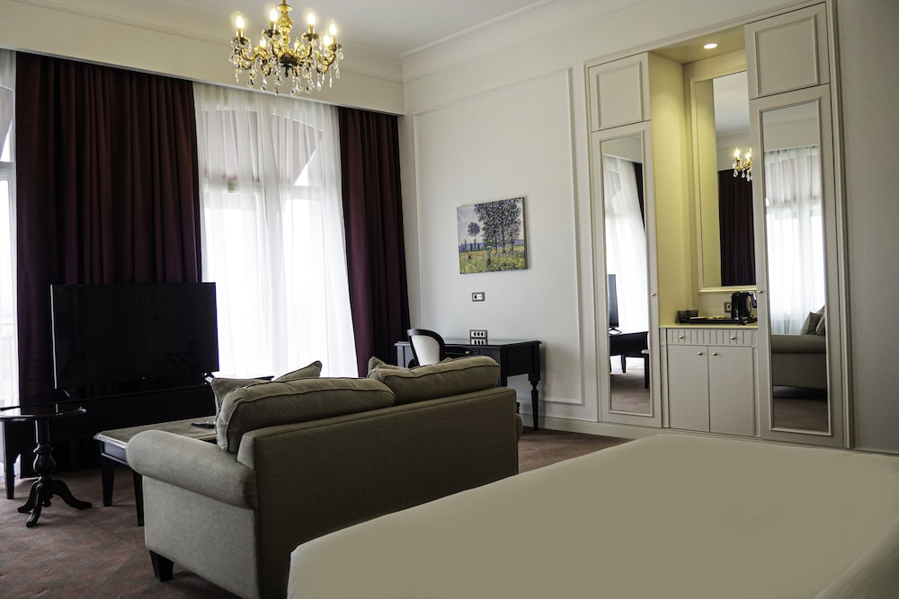 Corner Suite - Photo 5