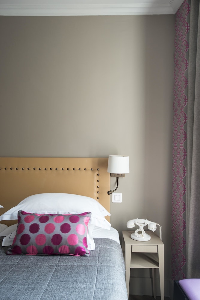 Twin Room thumbnail 5