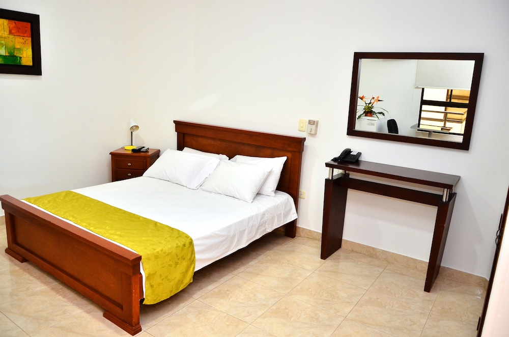 Standard Room, 1 Queen Bed, Non Smoking photo 2
