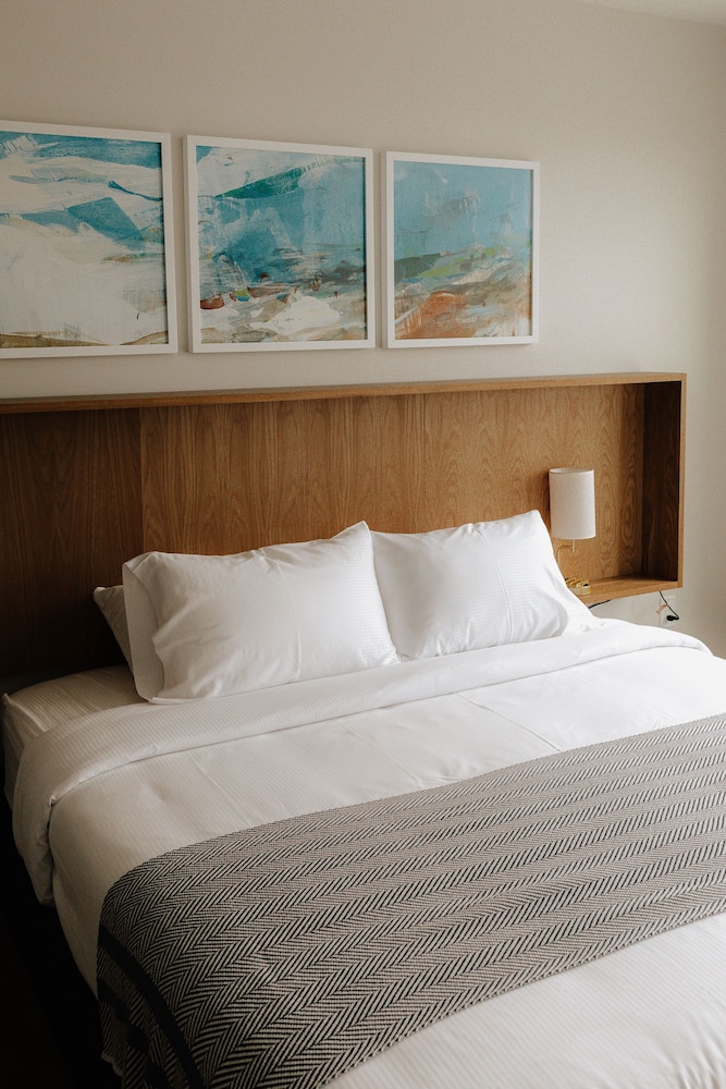 Deluxe Bayview Suite (Self Check-In)