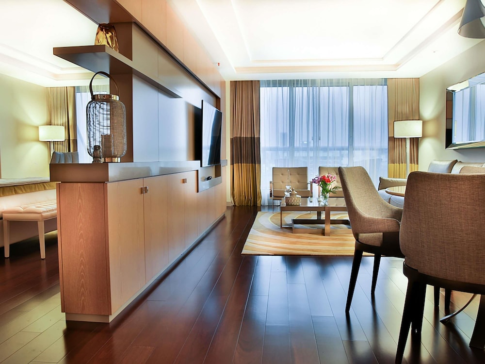 Executive Suite, 1 King Bed, Balcony