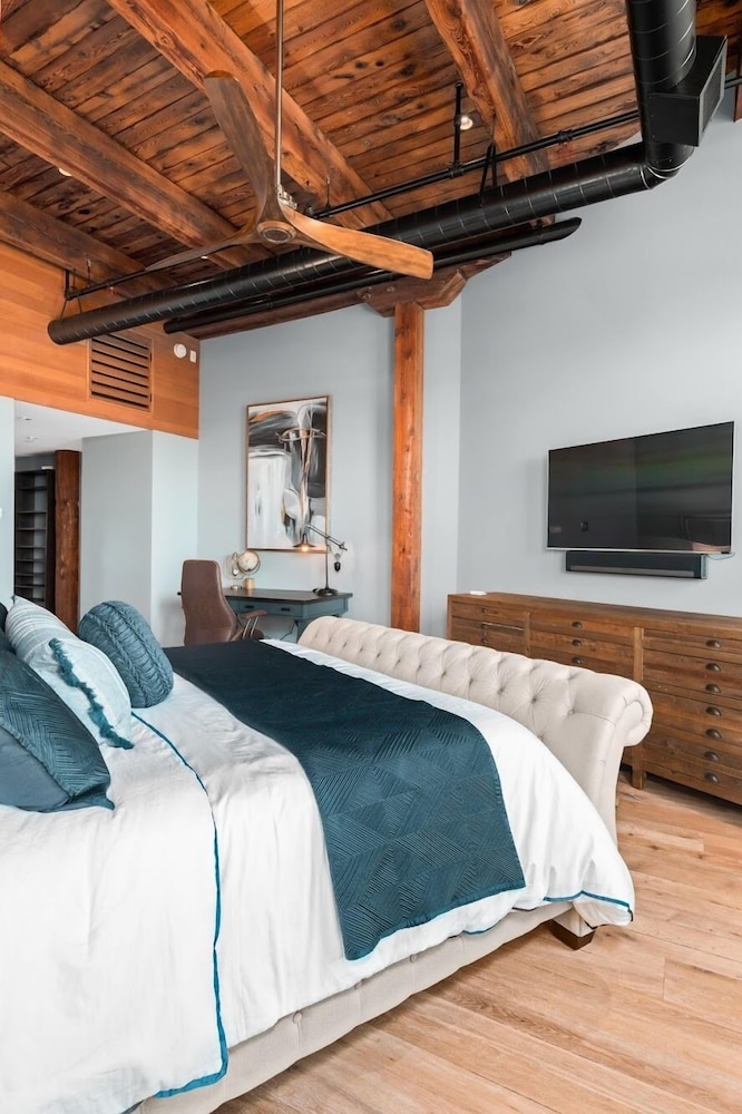 Luxury Condo photo 3