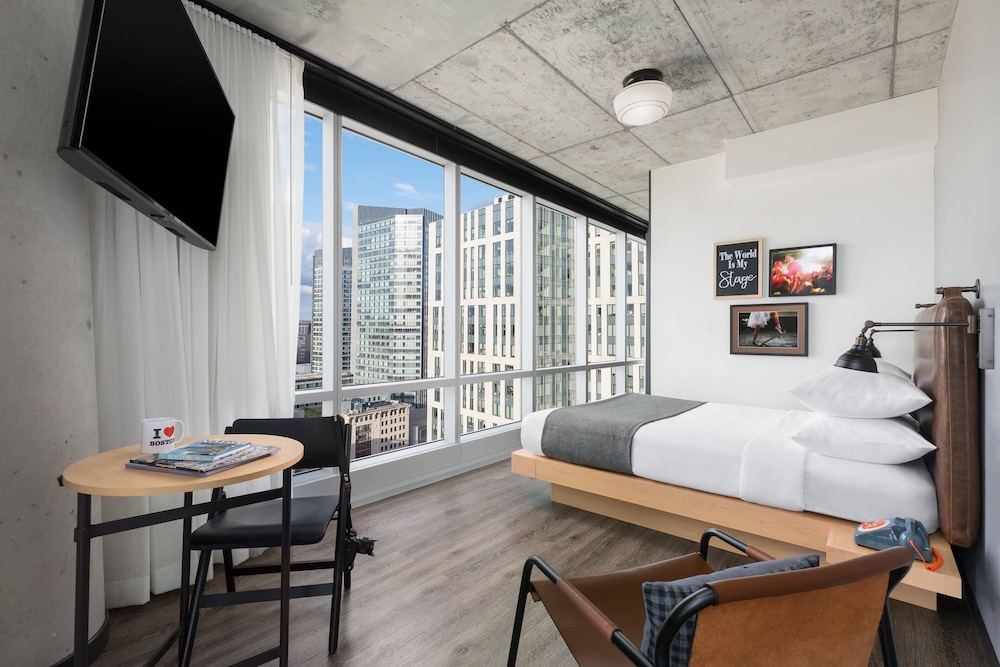 Room, 1 Queen Bed, City View (Corner) - Photo 6