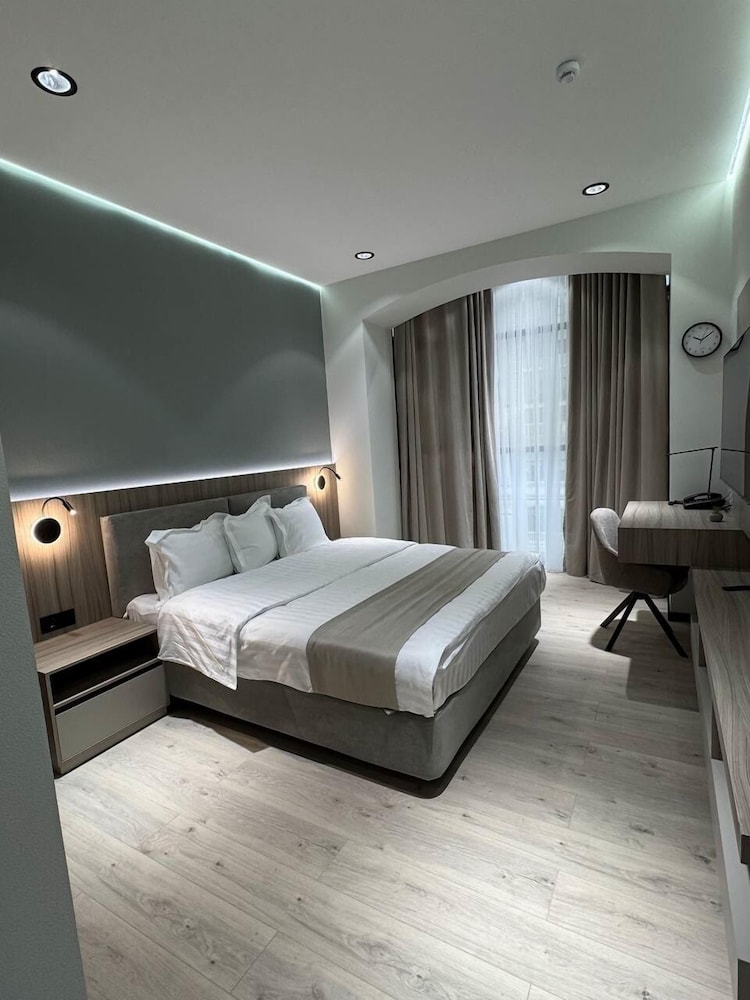 Suite, City View