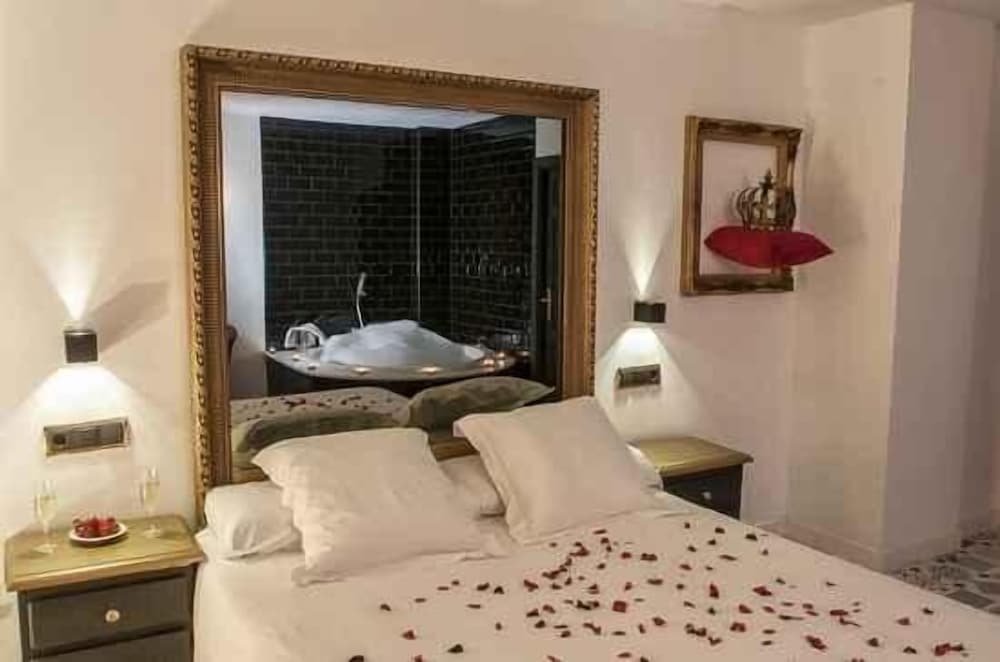Suite, Bañera de Hidromasaje, Vista al Jardín (La alcoba de la reina)