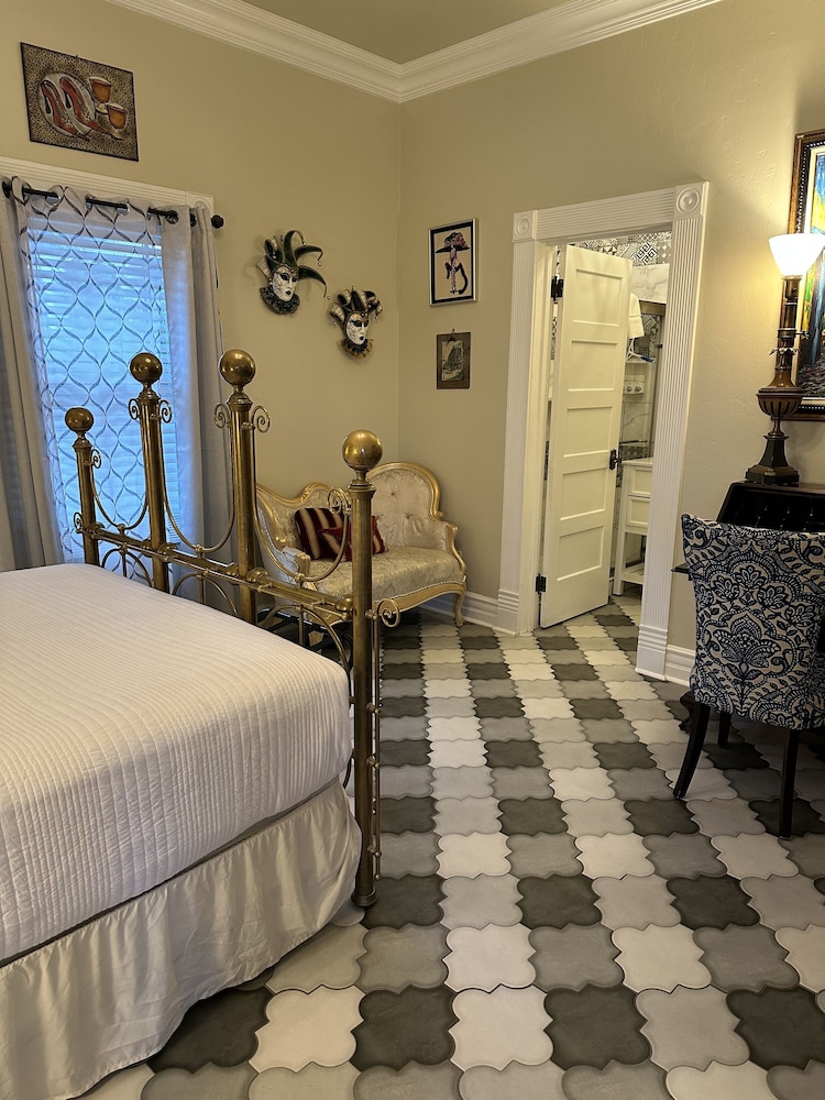 Superior Room, 1 Queen Bed, Non Smoking, Refrigerator & Microwave (New Orleans Room) photo 1