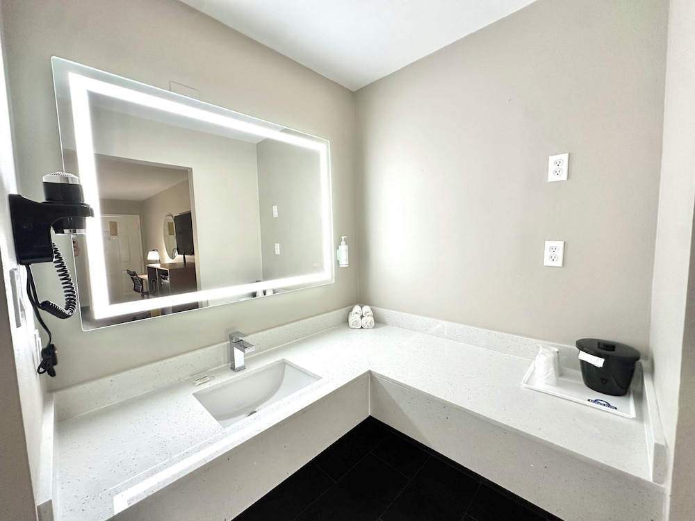 1 King Bed, Suite, Non-Smoking - Photo 6