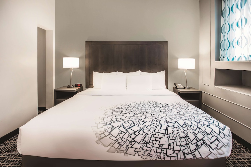 Deluxe Room, 1 King Bed, Accessible, Non Smoking (Mobility Accessible) photo 2