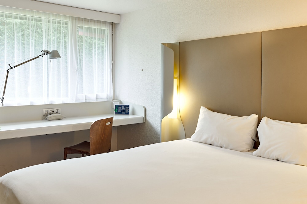 Standard Room, 1 Queen Bed - Photo 2