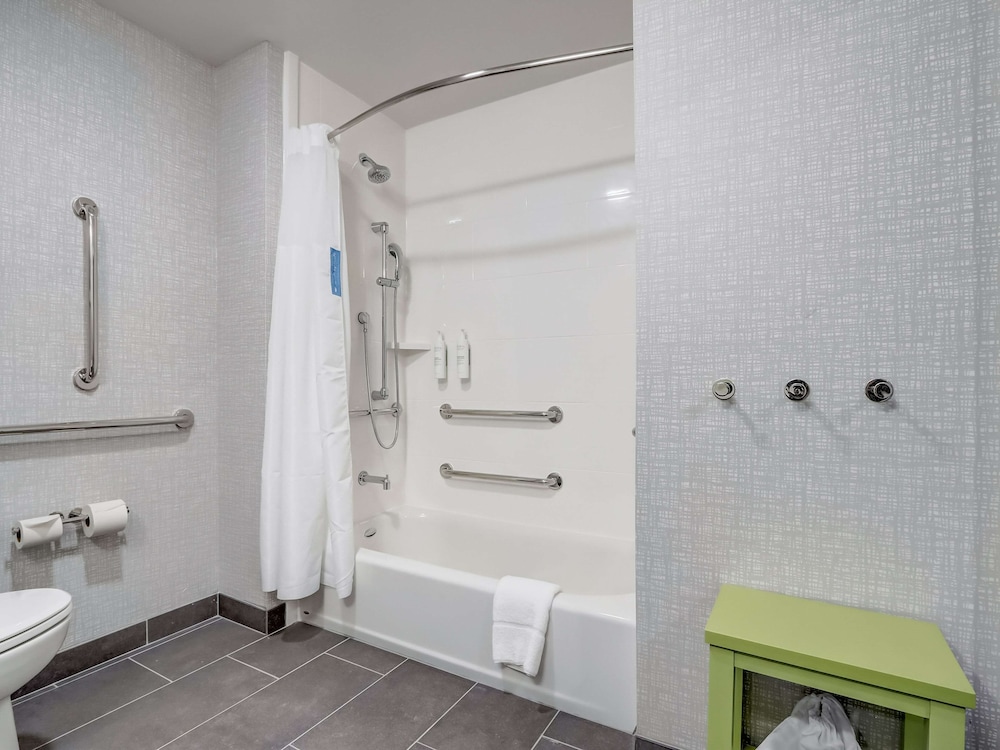 Room, 2 Queen Beds, Accessible, Bathtub (Hearing) - Photo 28