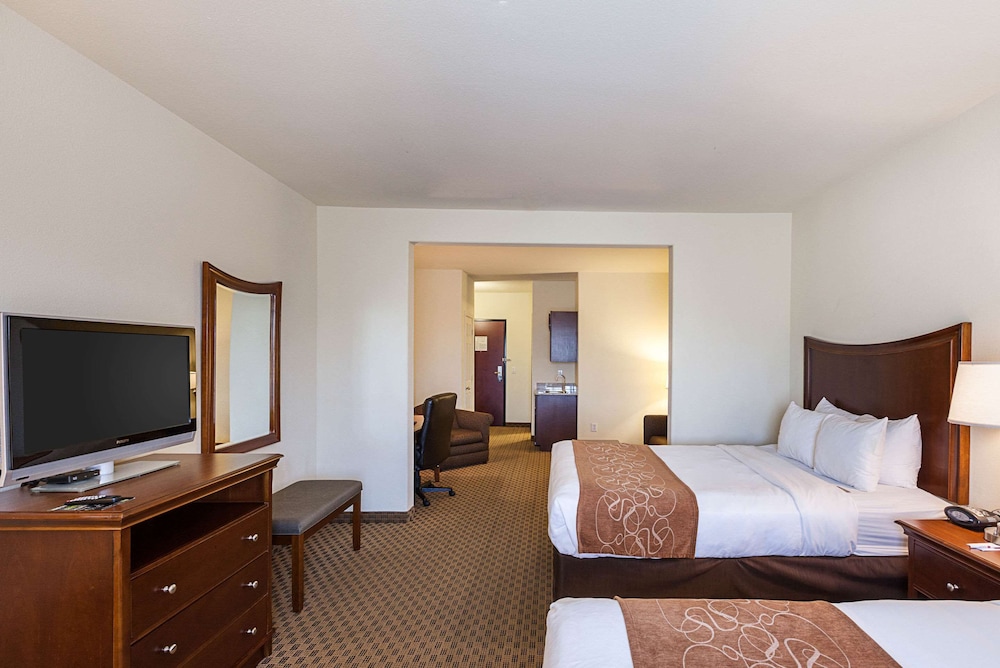 Suite, 2 Queen Beds and Sofa-bed, Non-Smoking - Photo 4