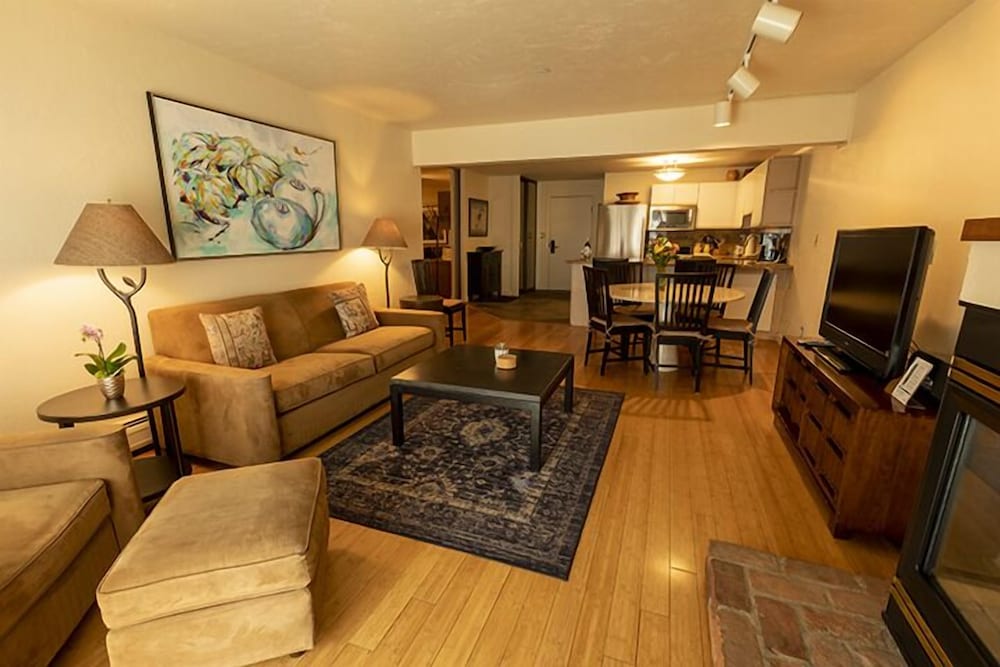 Deluxe Condo, 2 Bedrooms (2 Bath)