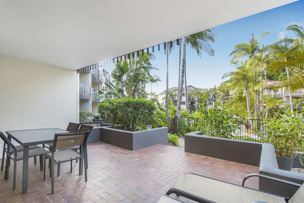 Two Bedroom Poolside Apartment - Photo 7