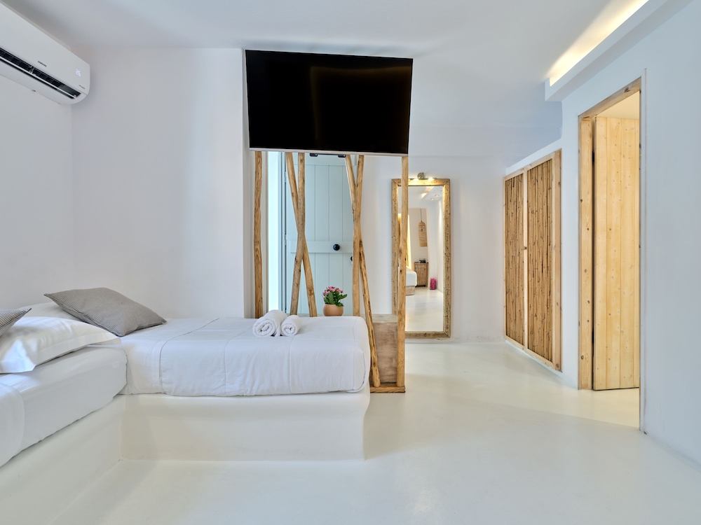 Premium Quadruple Room, Courtyard View - Photo 4