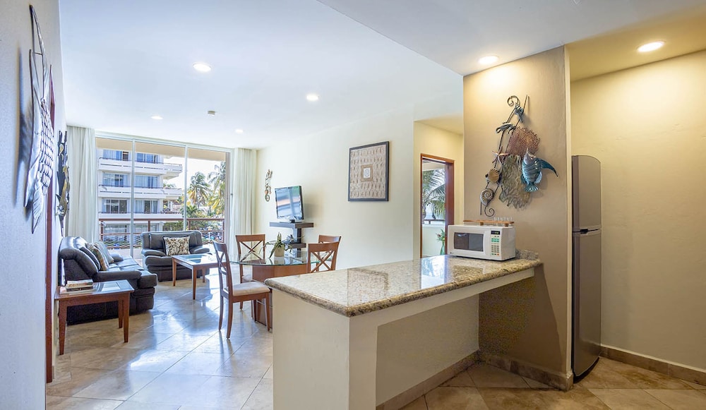 Suite, 2 Bedrooms, Beachfront - Photo 6