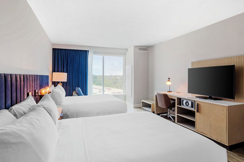 Room, 2 Queen Beds, Accessible (Comm, Mobility, Access Tub, W/Daybed) - Photo 7