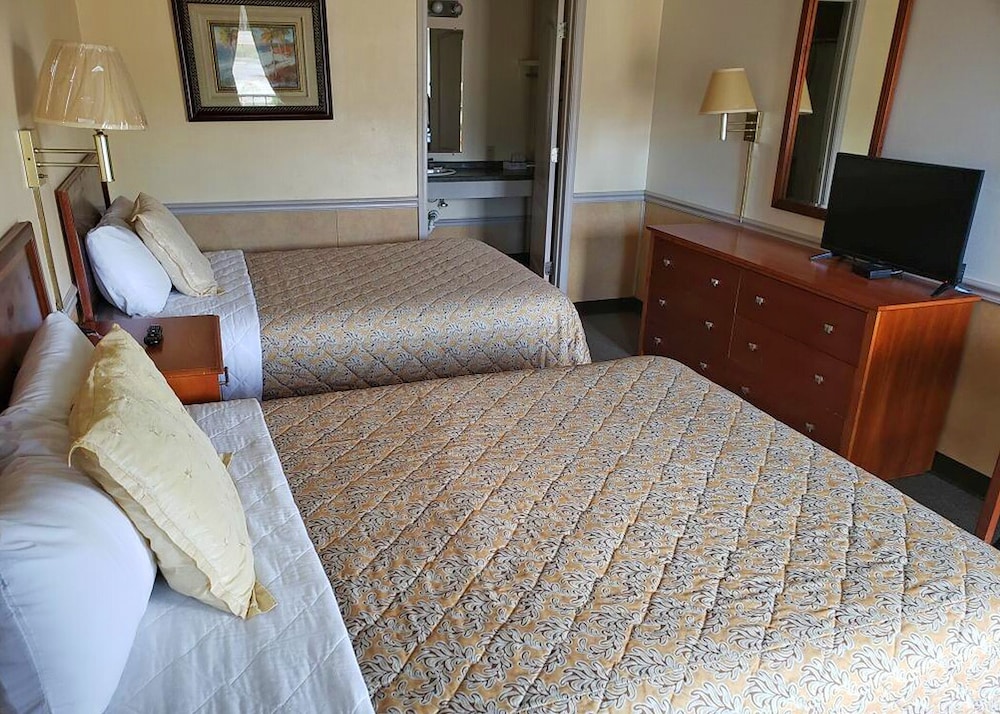 Standard Room, Smoking (1 Queen and 1 Double Bed) photo 1