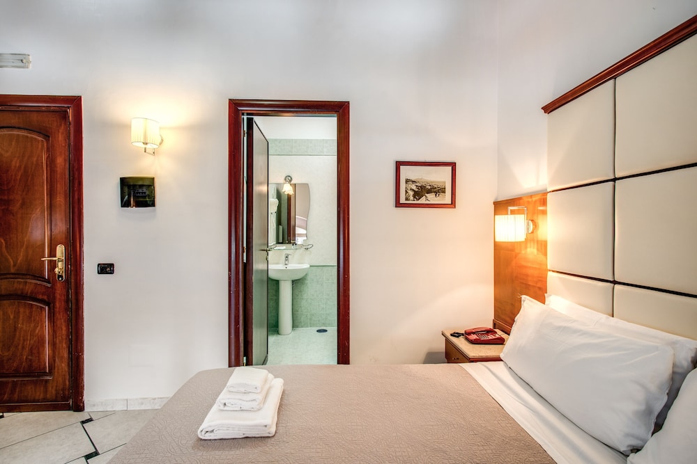 Standard Double or Twin Room - Photo 14