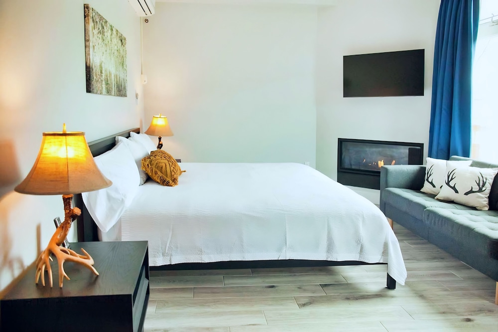 Superior Studio, 1 King Bed, Fireplace, Golf View