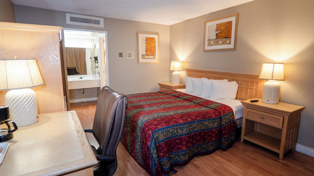 Basic Room, 1 queen bed smoking photo 2