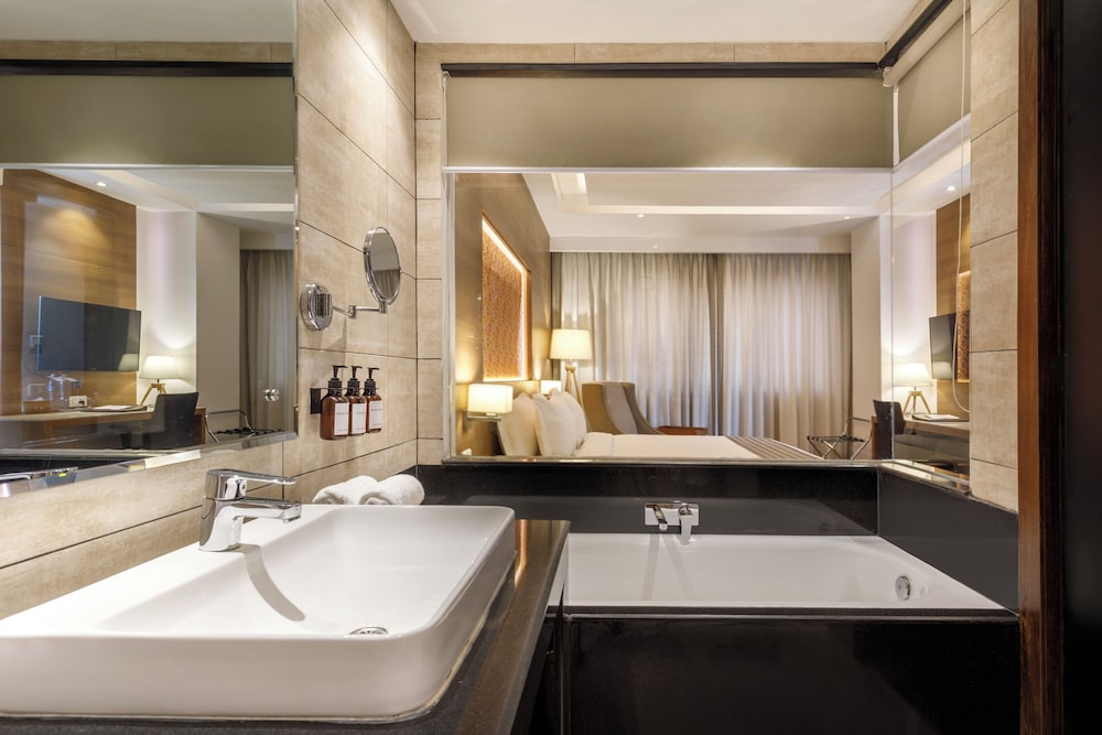 Executive Room with Balcony - Photo 12