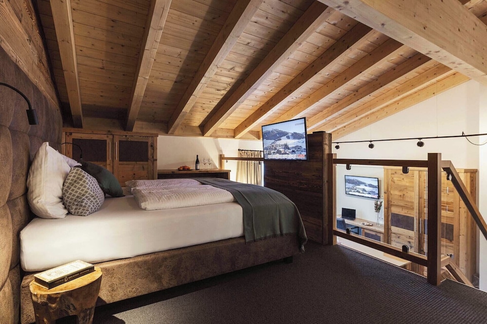 Mezzanine suite, balcony, mountain view