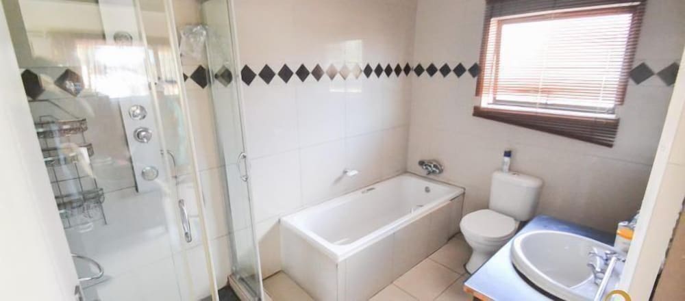 Standard Triple Room, Multiple Beds, Refrigerator & Microwave photo 2