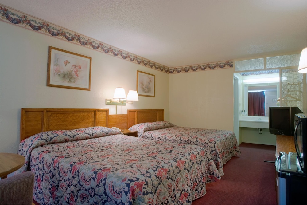 Room, 2 Queen Beds - Photo 2