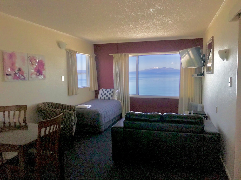 Standard Suite, 1 Bedroom (Lakeview Suite) photo 1
