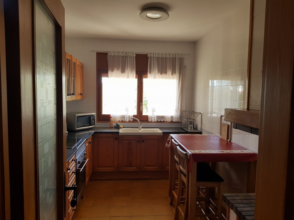 Family House, 4 Bedrooms, Private Pool, Park View photo 2