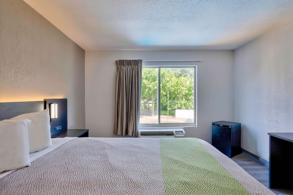 Standard Room, 1 King Bed, Non Smoking - Photo 3