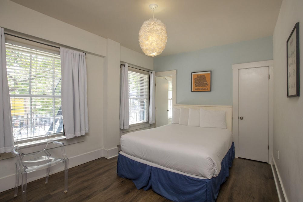 Deluxe Double Room, Ensuite (Street View) - Photo 9