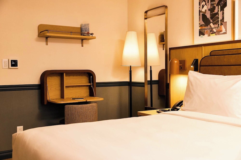 Room, 1 Queen Bed (Swanky Queen) - Photo 18