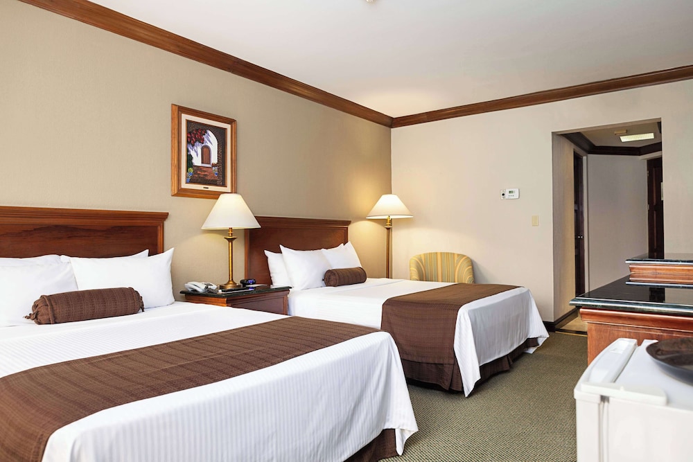 Standard Room, 2 Queen Beds - Photo 1