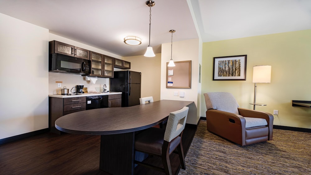Suite, 1 Bedroom (Not Pet Friendly) photo 2