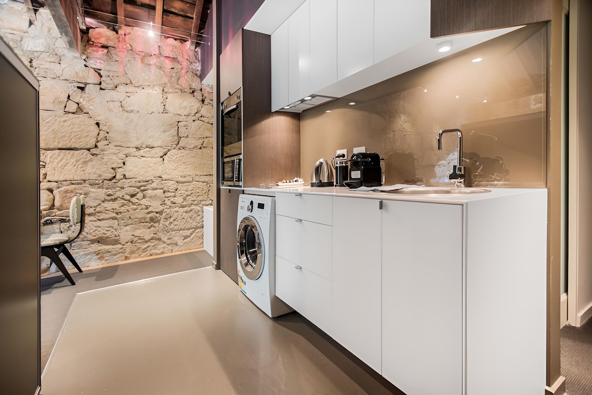 2nd Floor Studio Apartment with City View - Parliament photo 3