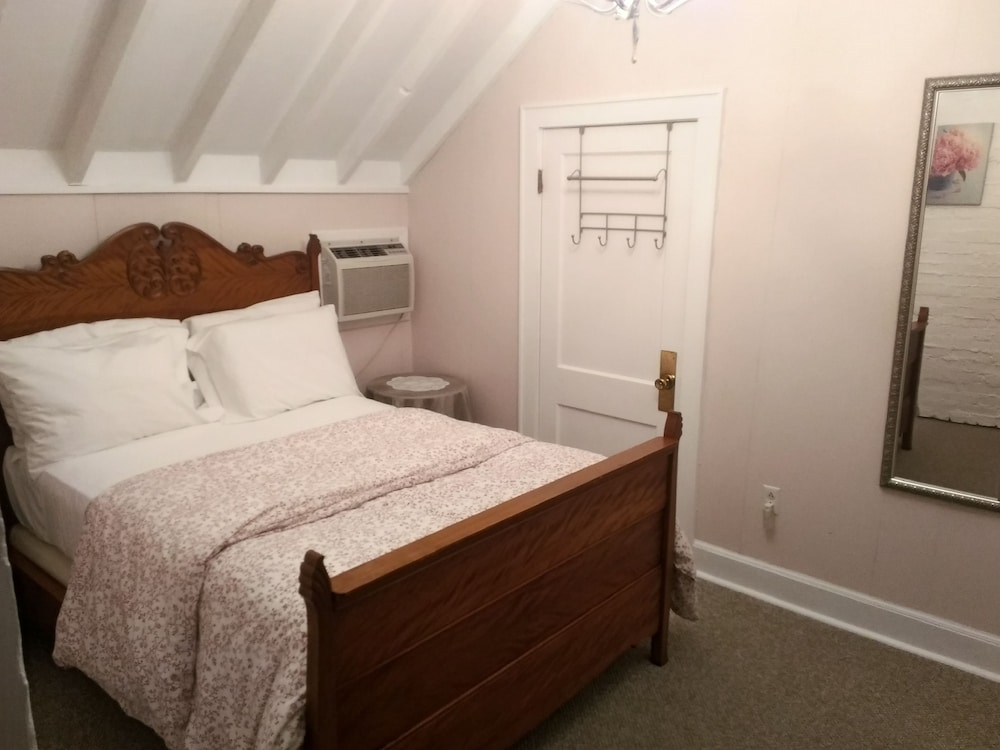 Deluxe Triple Room, Shared Bathroom (6. The Sea Pine) photo 2