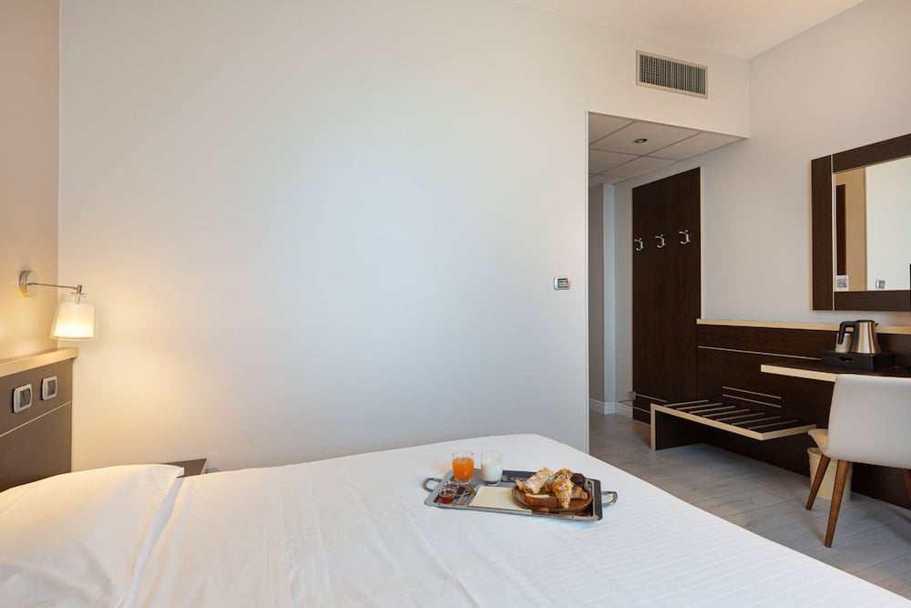 Deluxe Double or Twin Room - Photo 5