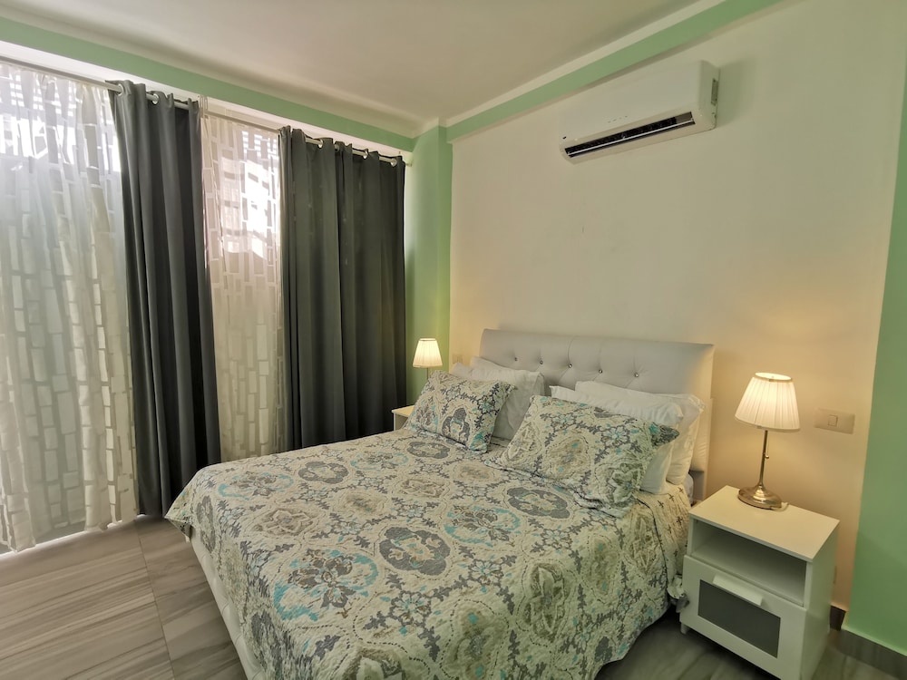 Junior Penthouse, 1 Queen Bed, Poolside