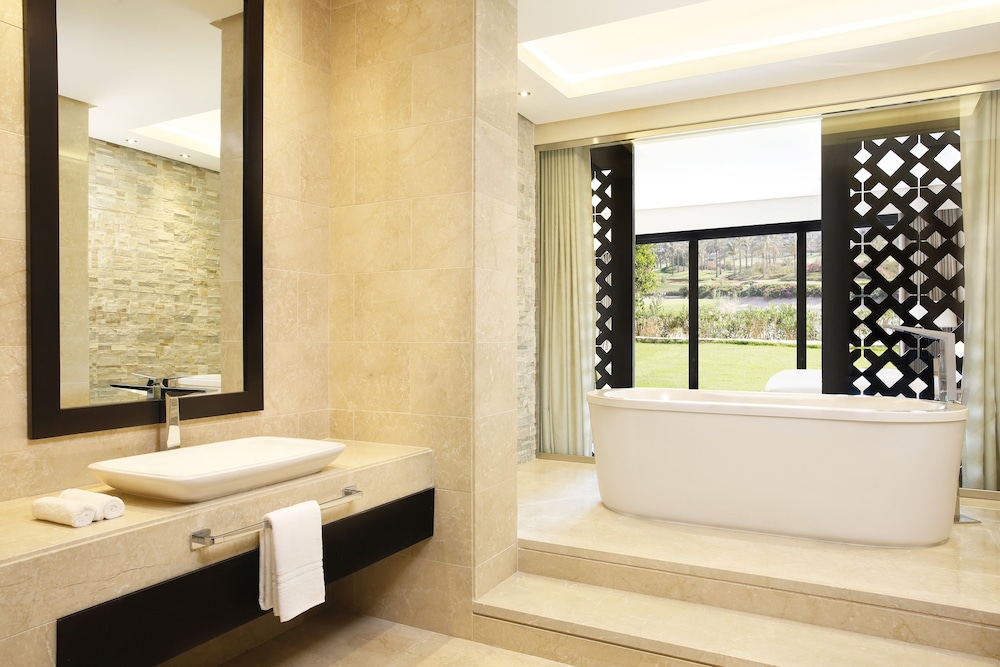 Presidential Suite, 1 King Bed, Ground Floor thumbnail 6