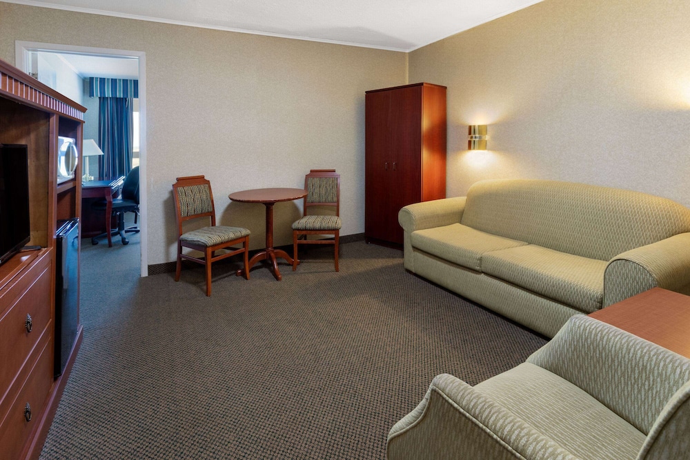 Suite, 1 King Bed, Non Smoking - Photo 1