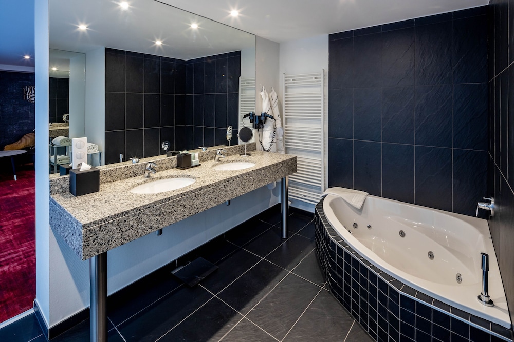 Signature Suite - Photo 5