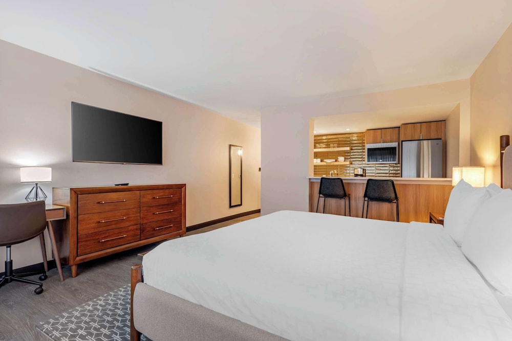 Standard Room, 1 King Bed, Non Smoking - Photo 3